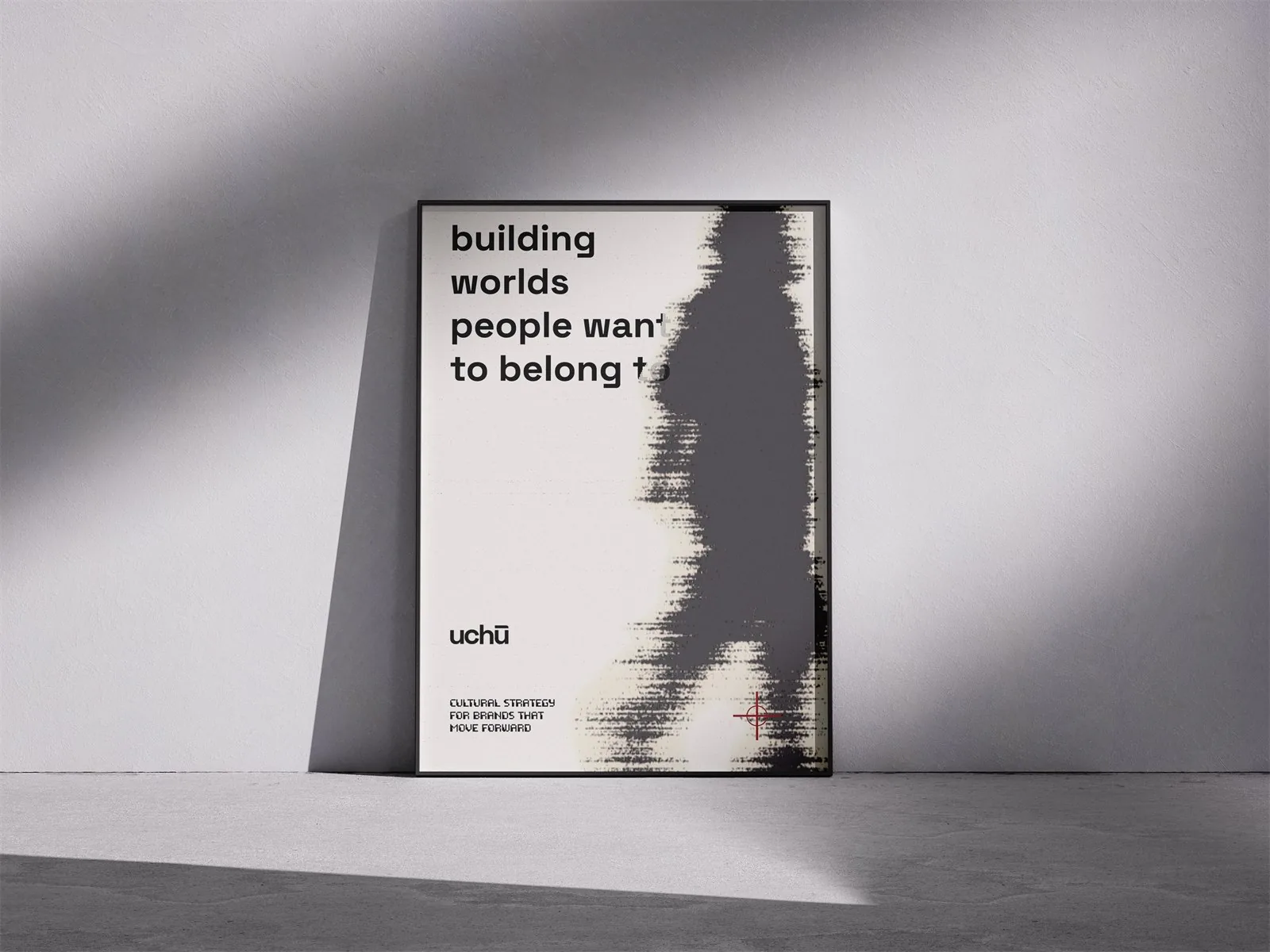 Poster van The Uchu Way tegen een betonnen wand in hard strijklicht